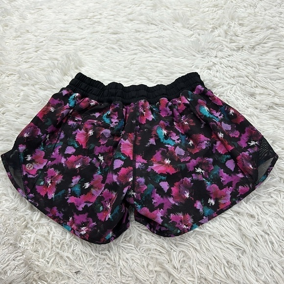Lululemon Hotty Hot Short (Long) Mini Midnight Bloom Black Deep Fuschia / Black - Picture 5 of 5